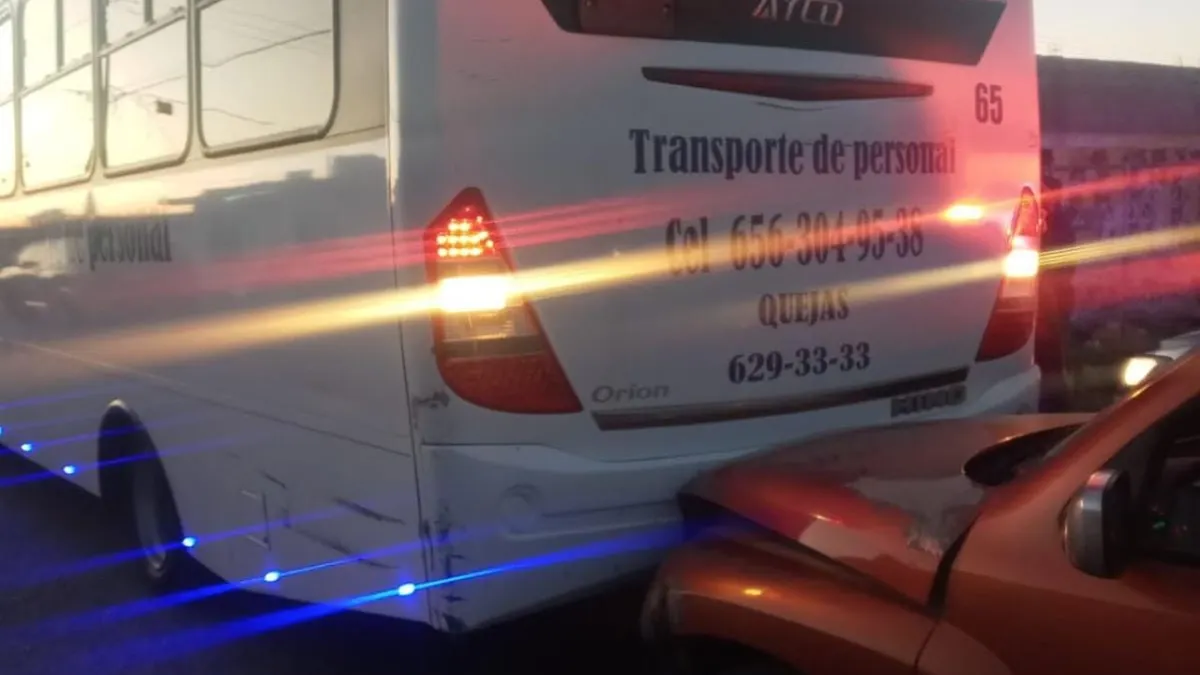 Camión de transporte de personal choca a vehículo de reversa