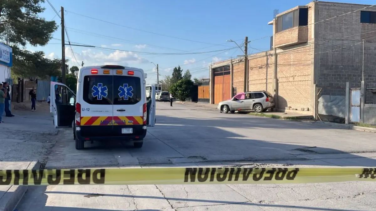 Muere mientras conduce y choca dos carros en Juárez