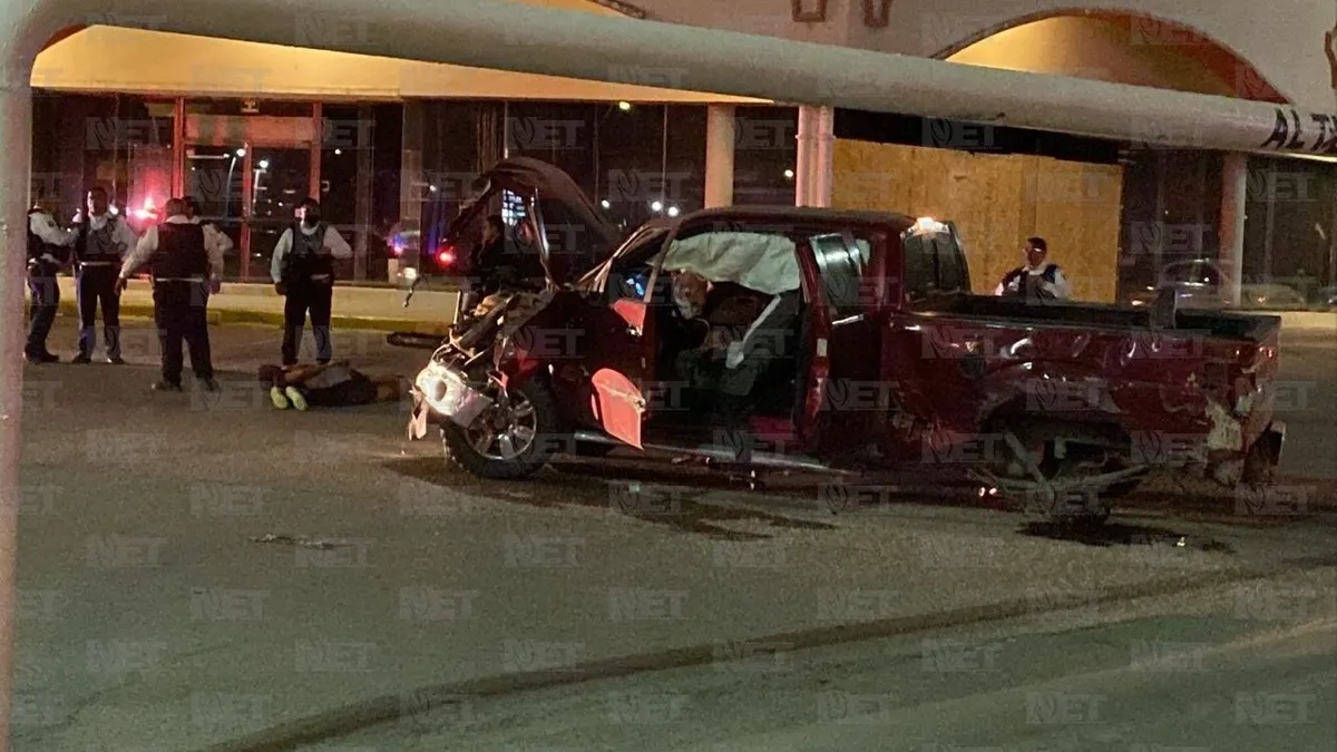 Huyen de choque y se impactan contra municipales