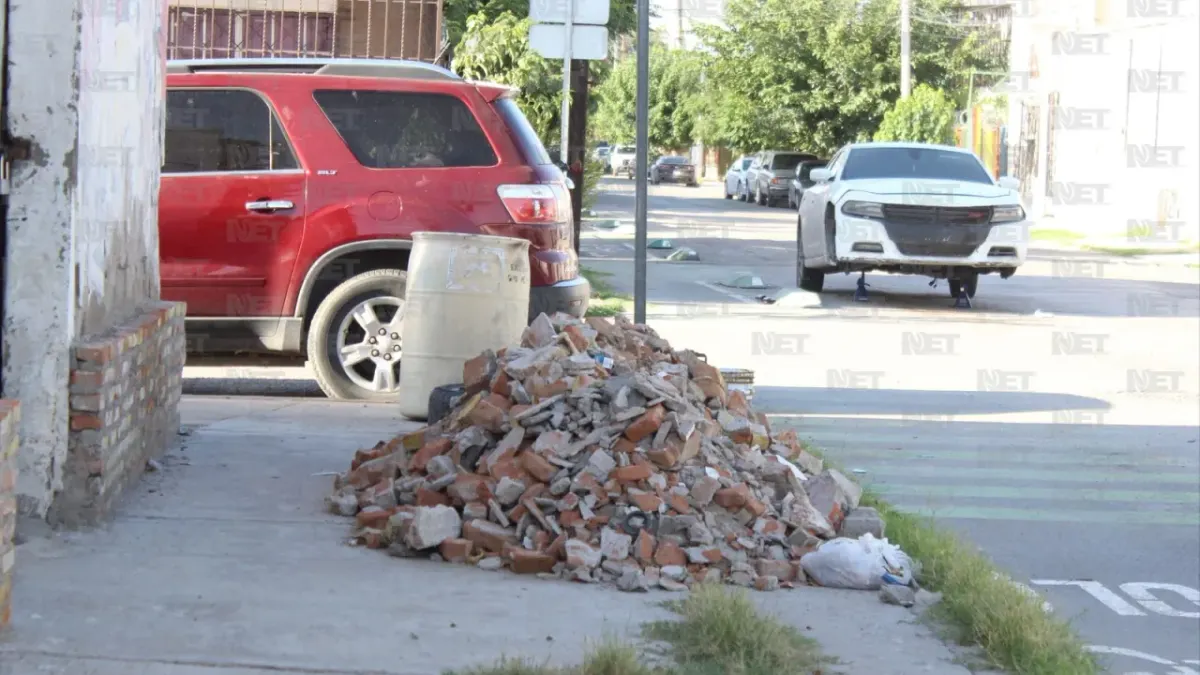 Autos y escombro, lo que más obstruye las banquetas de Juárez
