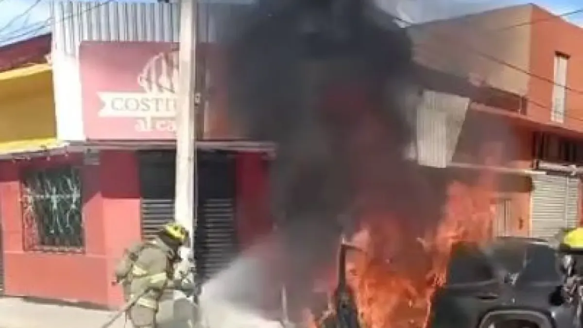 Video: Bomberos sofocan incendio de auto en la colonia Partido Romero