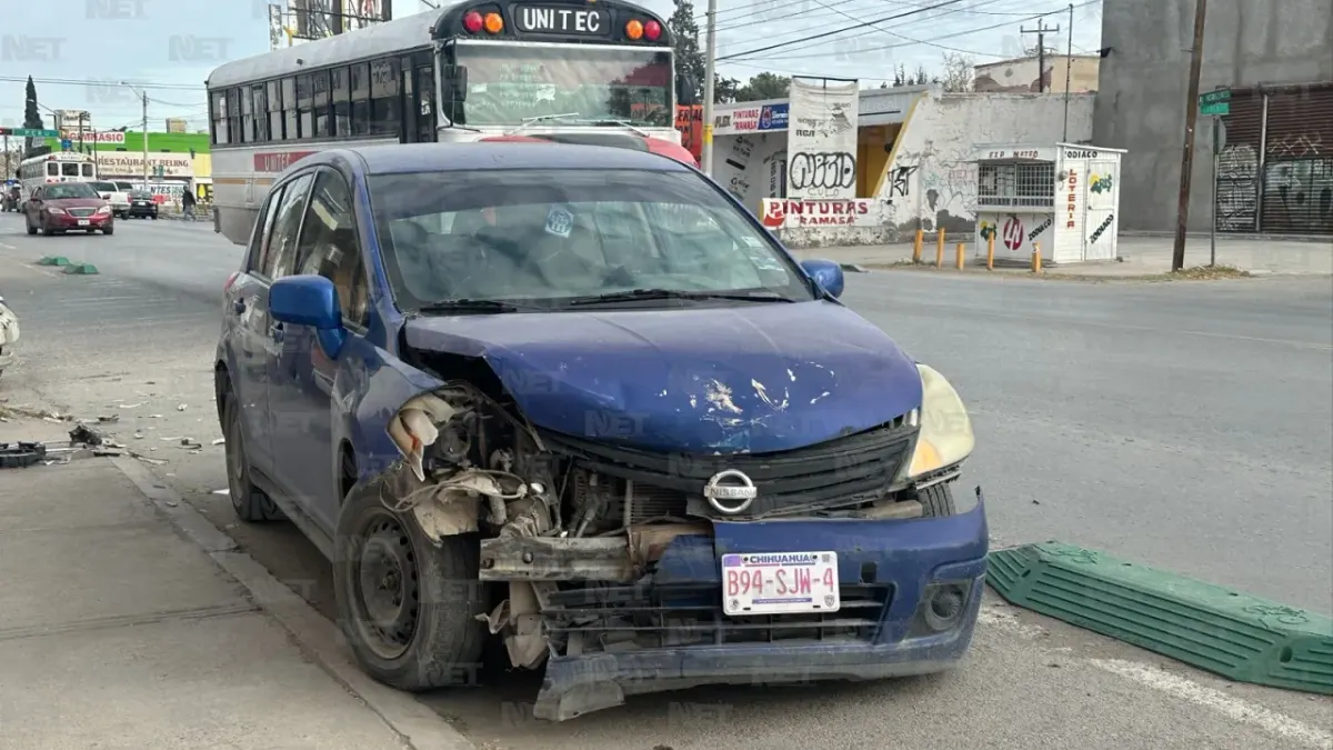Choca contra Nissan tras dar vuelta de manera imprudente