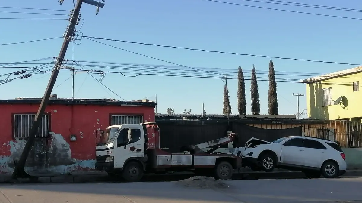 Se estrella contra poste de la CFE y huye