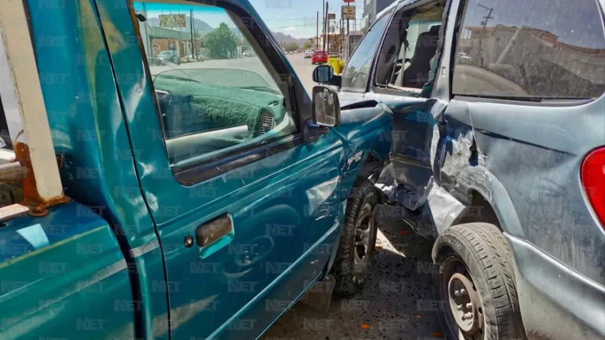 Impacta a troca y la proyecta contra camioneta