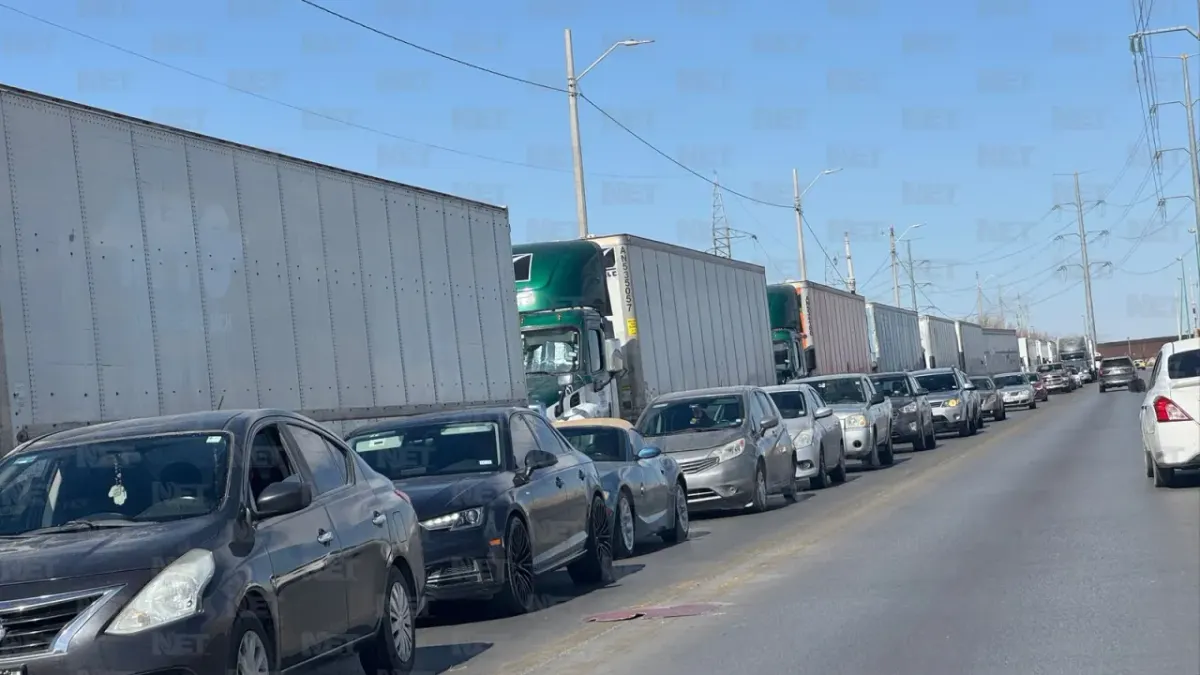 Largas filas de tráileres en el puente Zaragoza-Ysleta