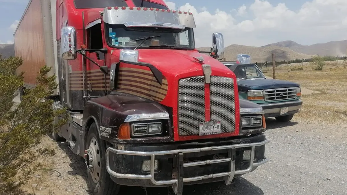 Trailero tiraba basura en baldío y lo arrestan