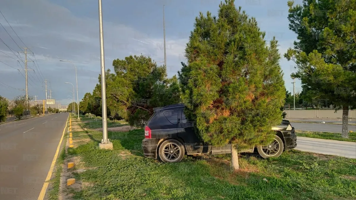 Abandonan camioneta en camellón cercano a la Feria