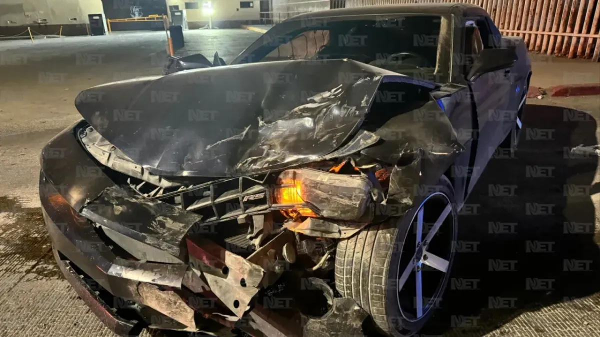 Baja velocidad para pasar tope y Camaro lo impacta de lleno