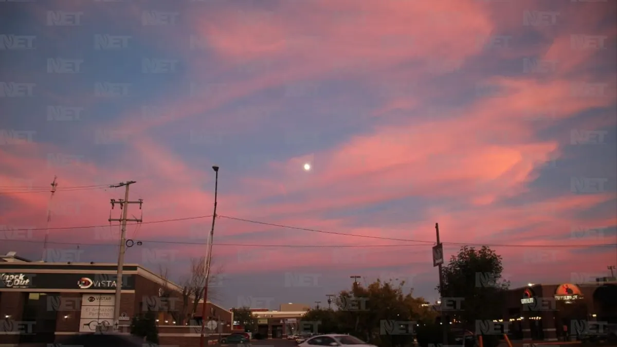 Atardecer pinta de rosa la ciudad
