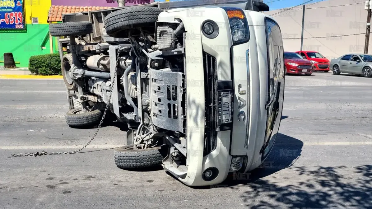 Choca y termina volcado