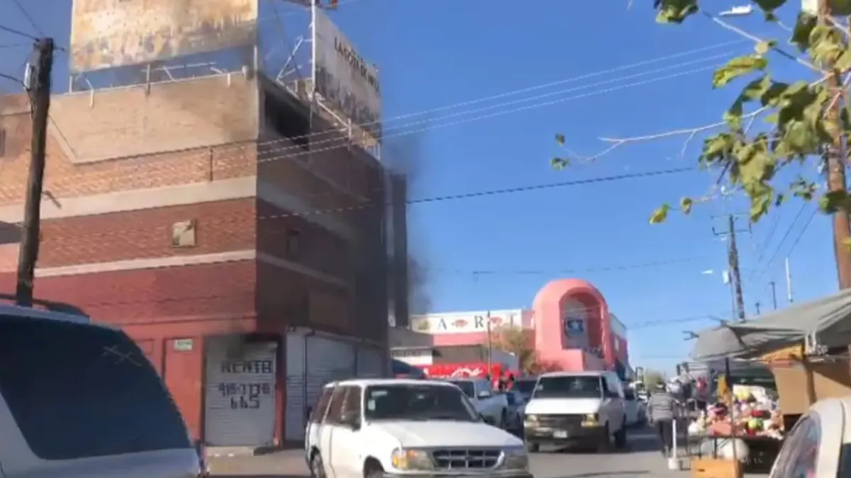 Sofocan bomberos incendio en edificio abandonado en el Centro