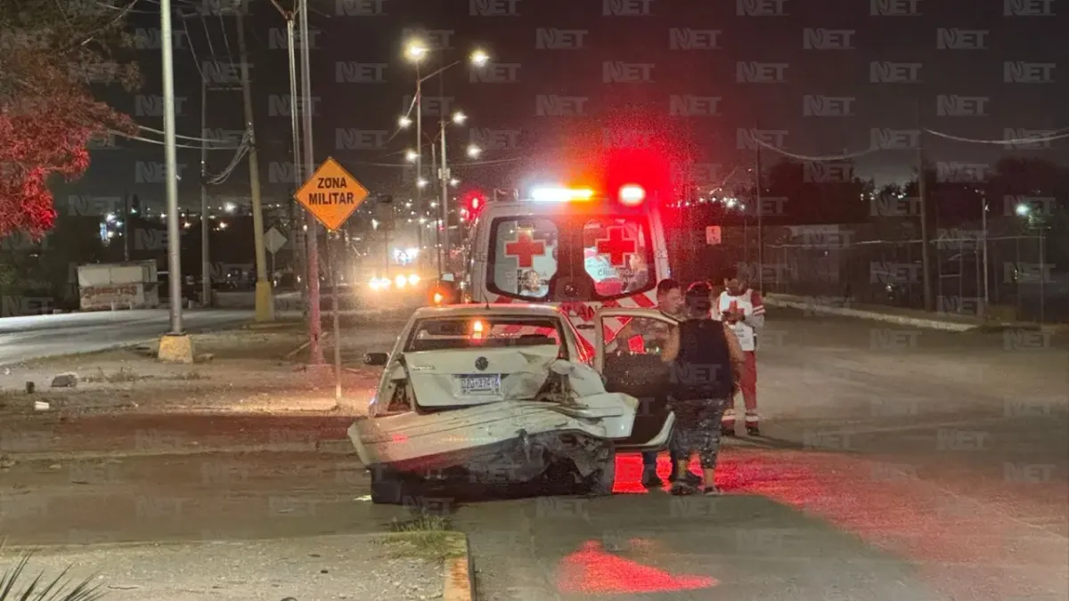 Baja velocidad para pasar tope y Camaro lo impacta de lleno