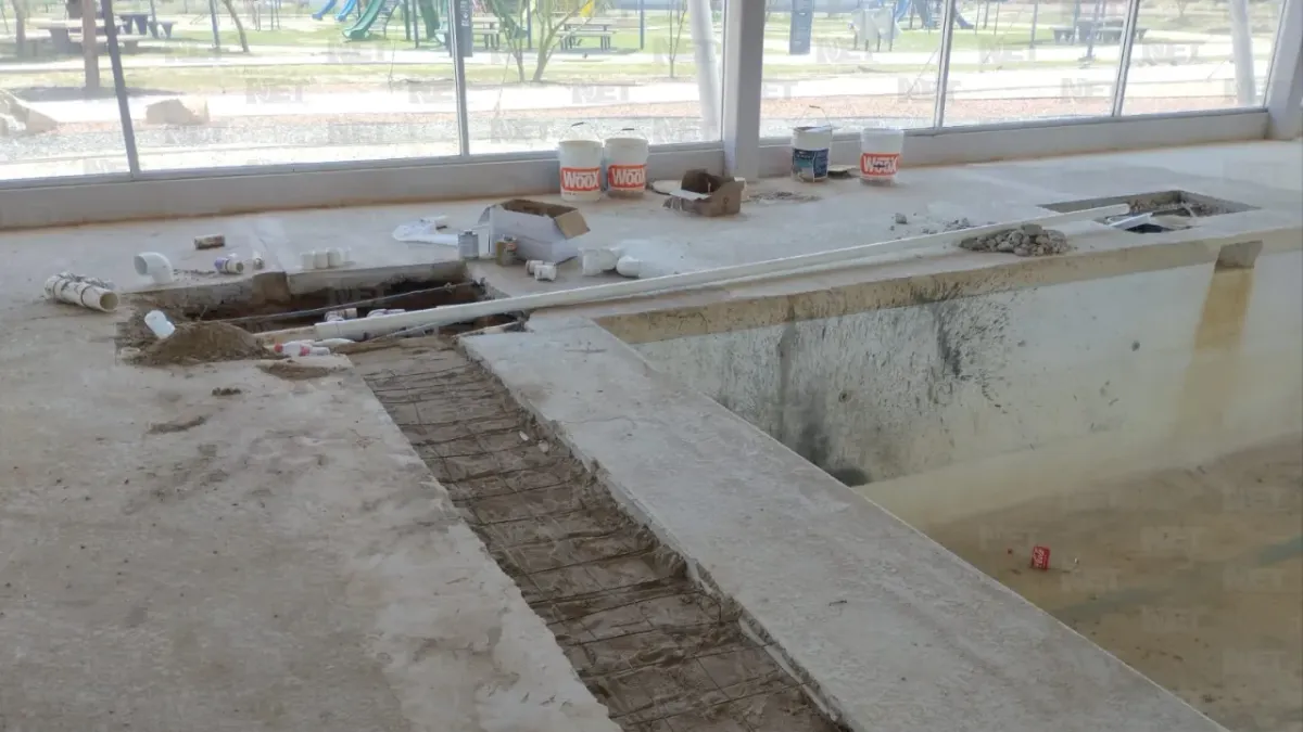 A punto de terminar la rehabilitación de la alberca en el Parque Central