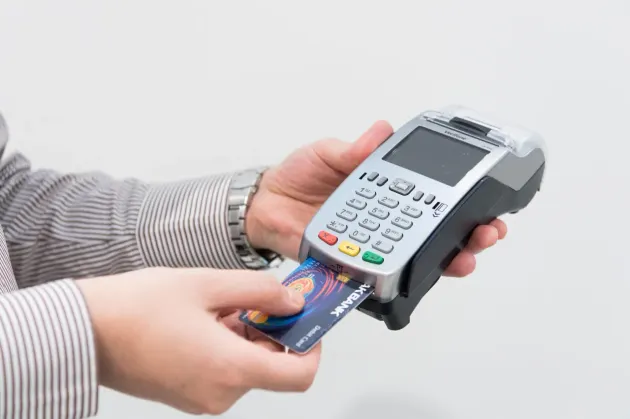 Apuestan pequeños comercios por terminales bancarias en Juárez