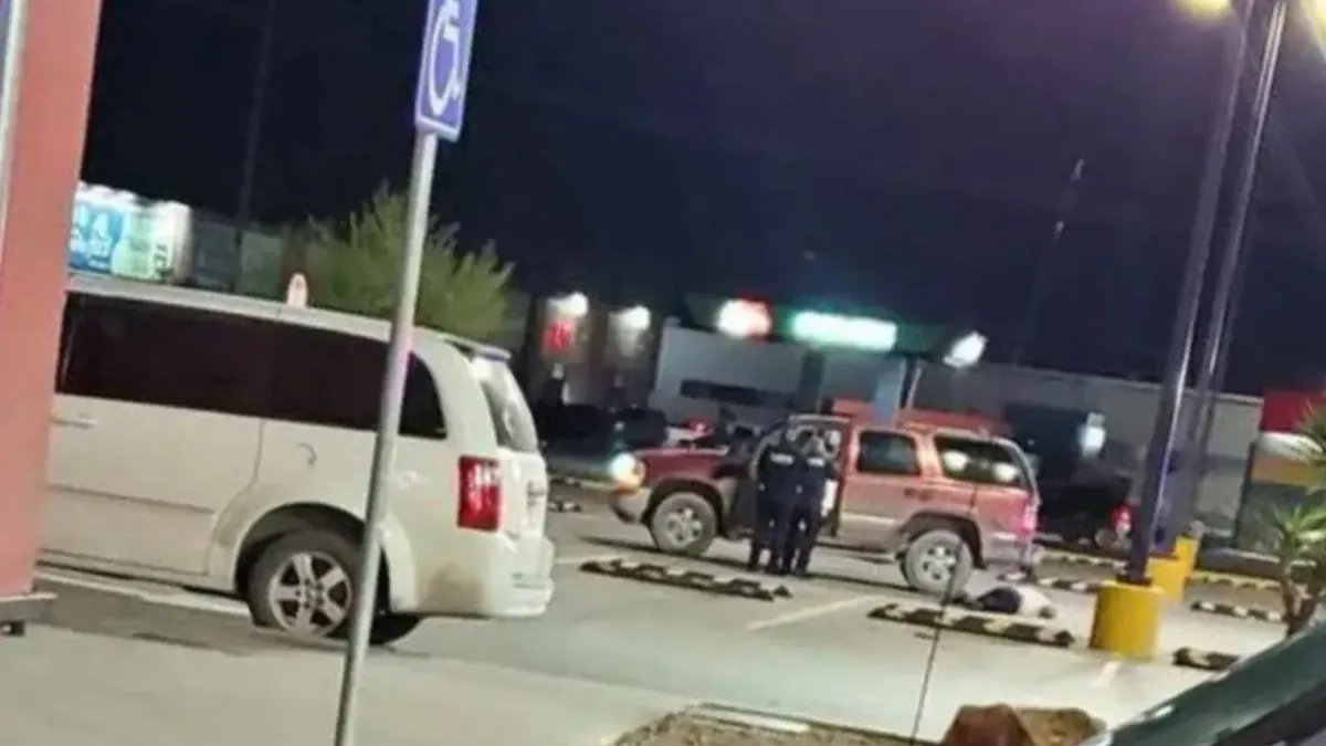 Identifican a asesinados afuera de centro comercial en Oasis Revolución