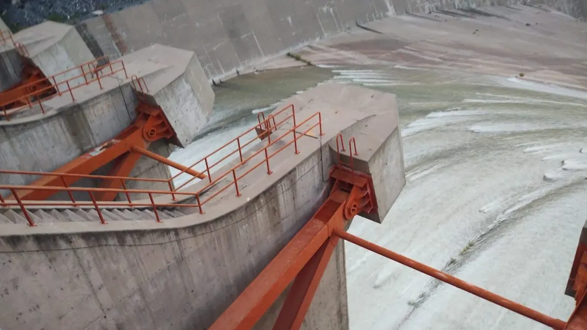 Realizan extracción controlada de agua en la presa El Granero