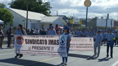 Marchan cientos de trabajadores en Juárez por Día del Trabajo