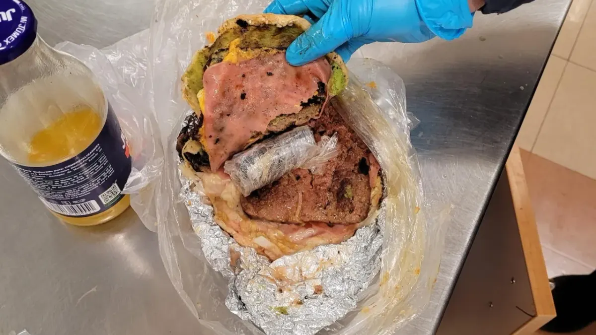 Intentan cruzar fentanilo dentro de una hamburguesa; CBP detiene a mujer