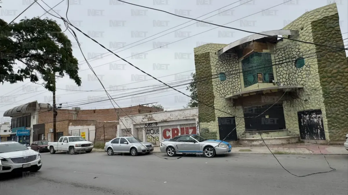 Derriba tráiler cables y bloquea el paso en la Vicente Guerrero