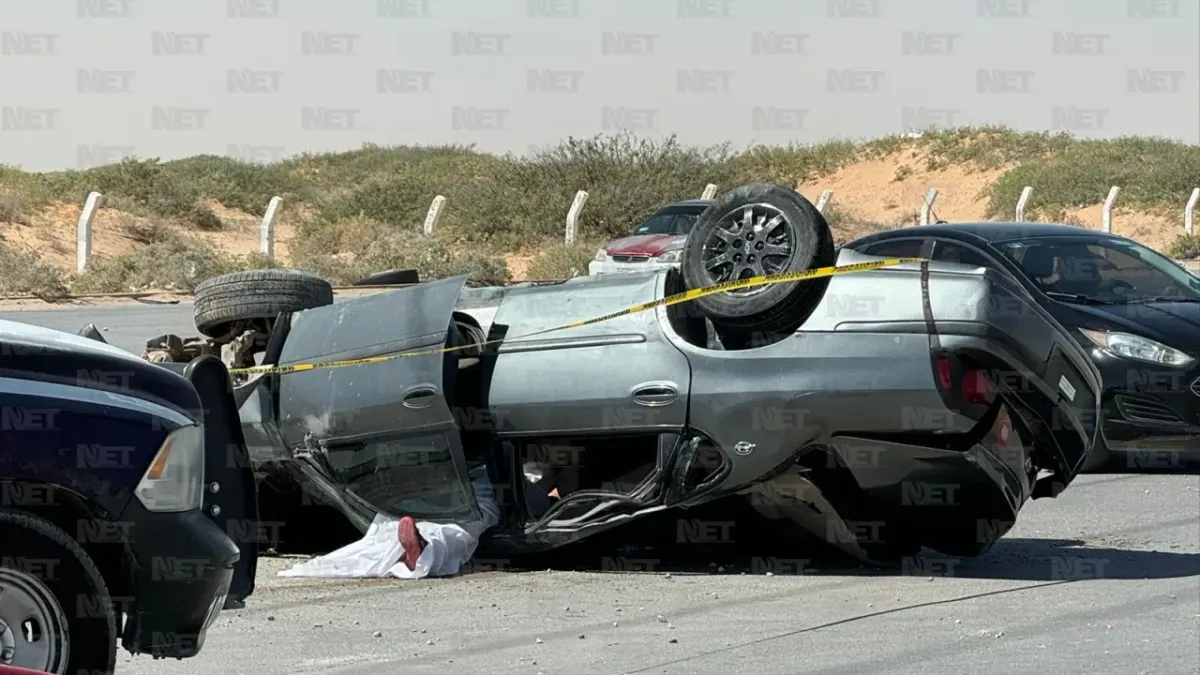 Hombre vuelca su vehículo y muere al suroriente de Juárez