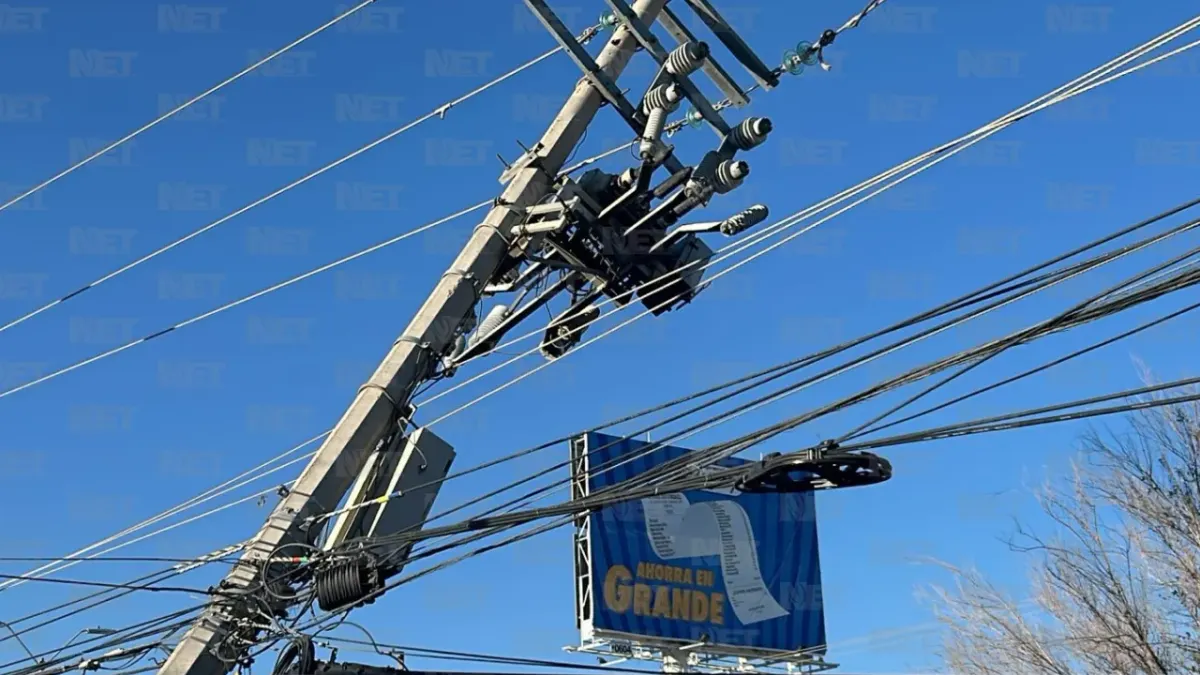 Poste a punto de caer en la Tecnológico y Del Granjero genera tráfico