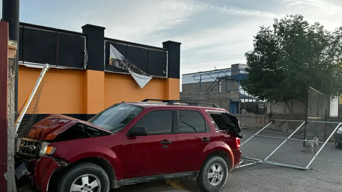 Choca contra domicilio de la Ramón Rayón, abandona camioneta y huye