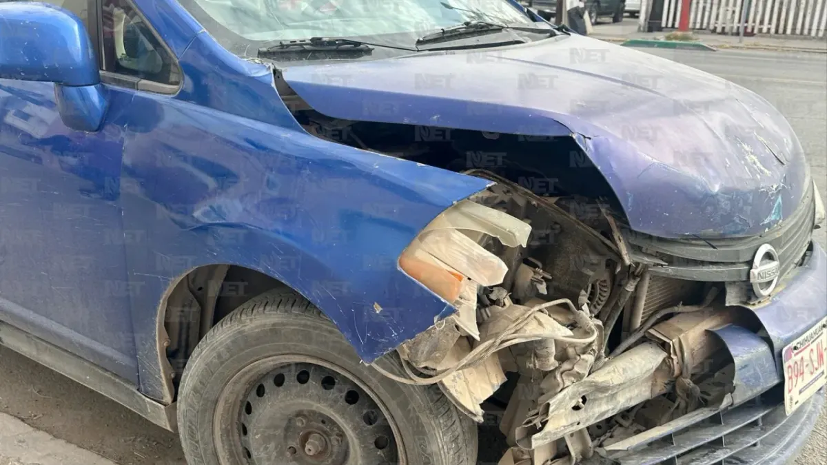 Choca contra Nissan tras dar vuelta de manera imprudente