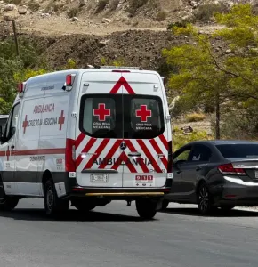 Vuelca camioneta con familia a bordo; mujer resulta lesionada