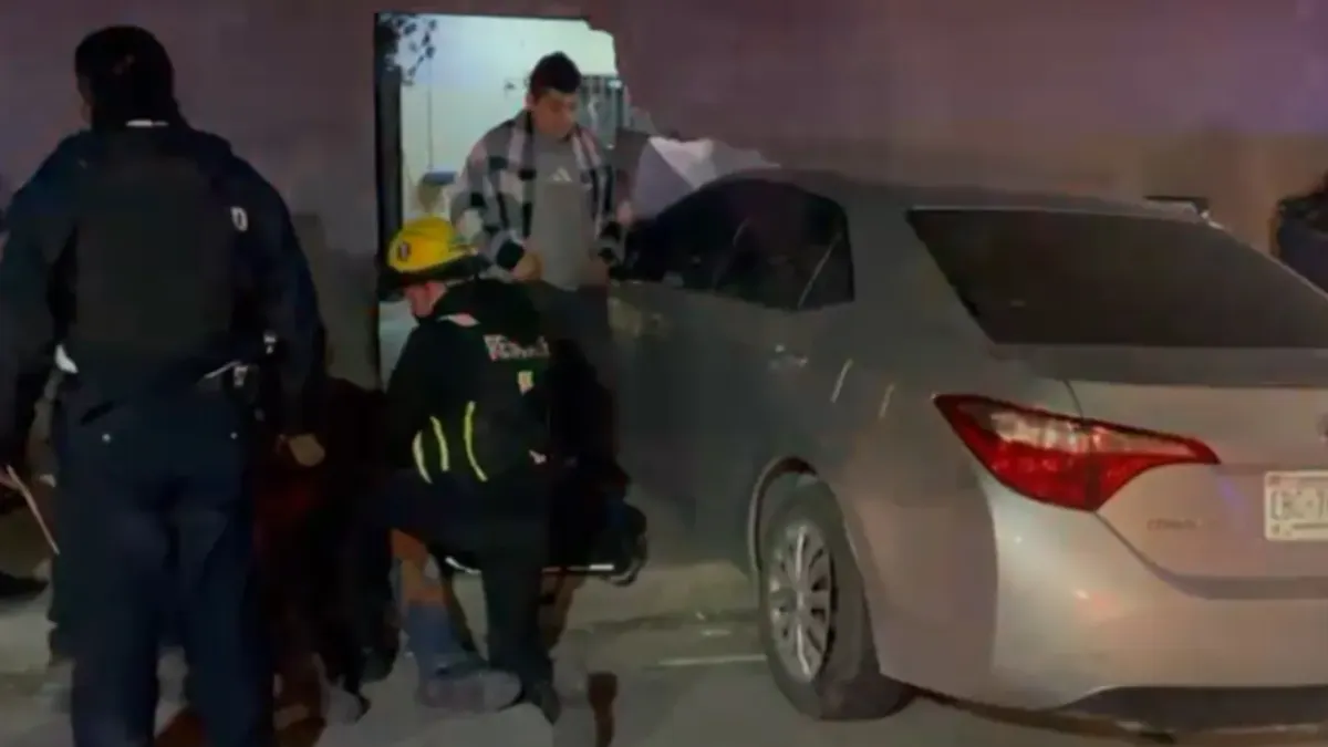 Omite alto y se estrella contra auto y una casa en El Granjero