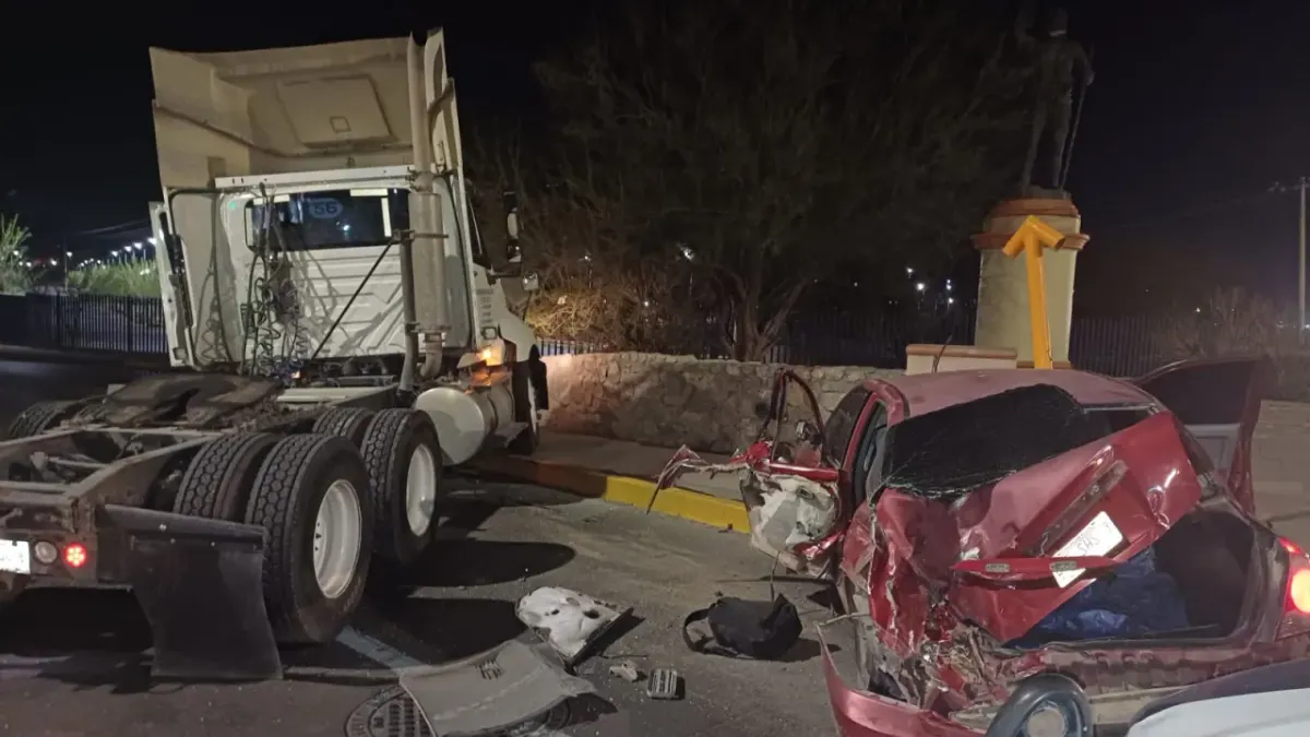 Choca tráiler a auto frente al Parque Central