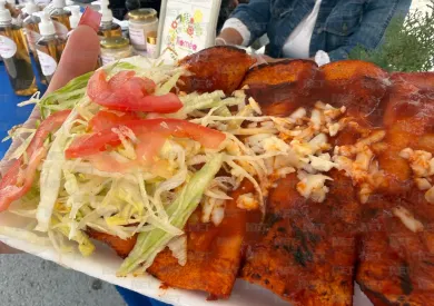 Realiza familia de Cynthia venta de comida para costear tratamiento