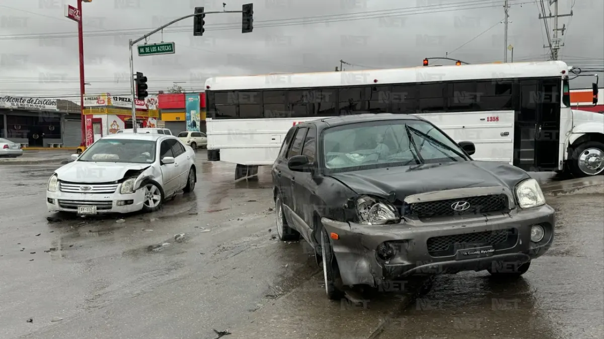 Se pasa el rojo por quedarse sin frenos y choca contra auto