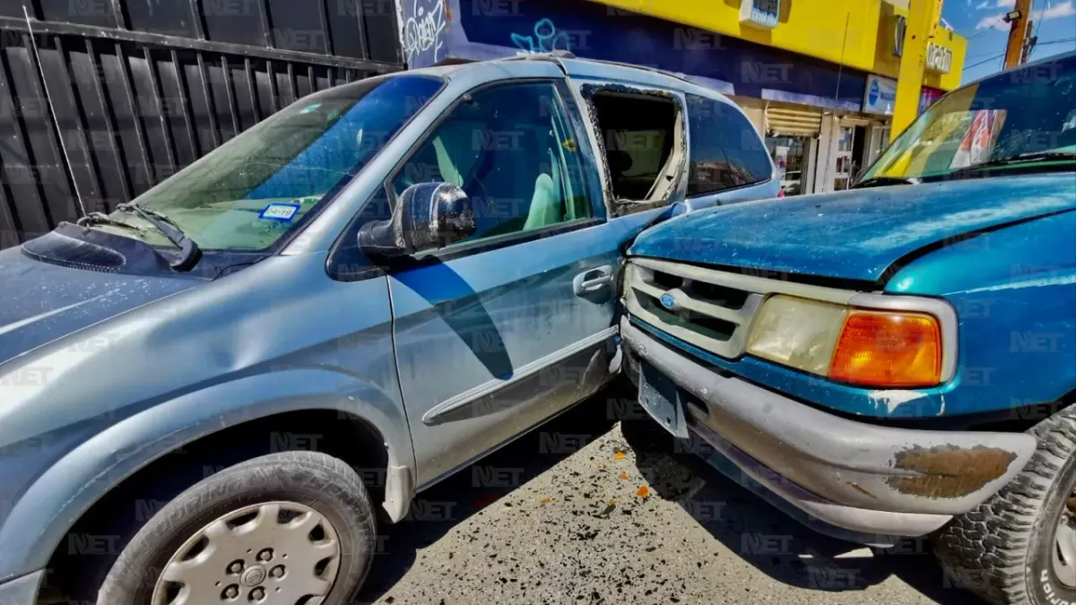 Impacta a troca y la proyecta contra camioneta