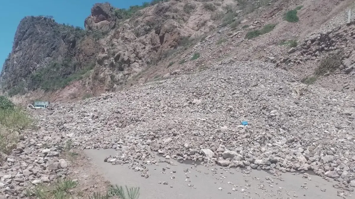 Se deslavan cerros y bloquean carretera Samachique-Batopilas