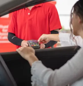 Bajarán comisiones al pagar combustible con tarjeta