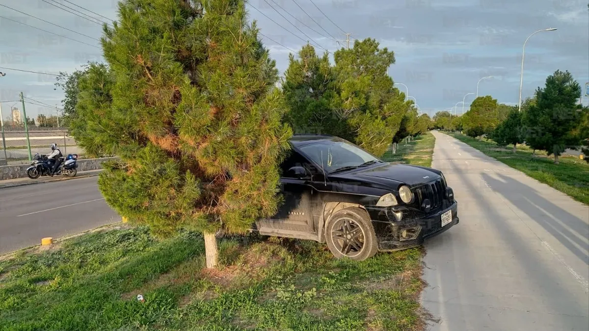 Abandonan camioneta en camellón cercano a la Feria