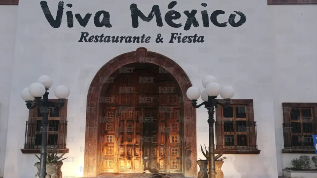 Prenden fuego a puerta de restaurante Viva México