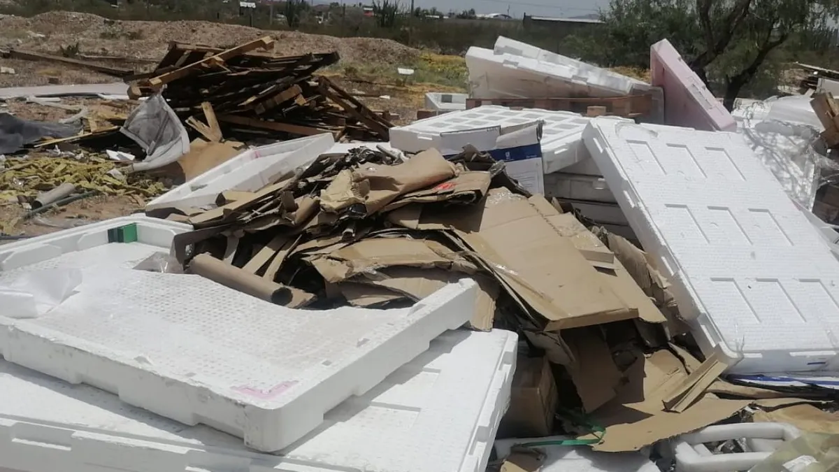 Trailero tiraba basura en baldío y lo arrestan