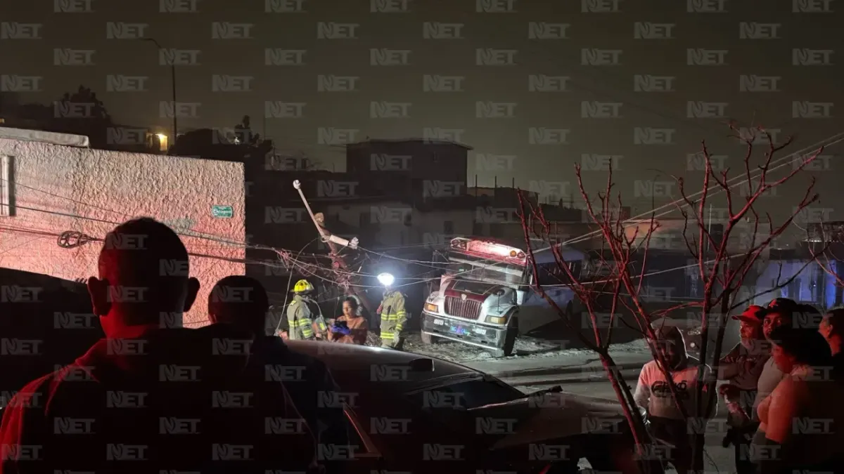 Camión de la Línea Unitec 1A impacta vivienda y autos