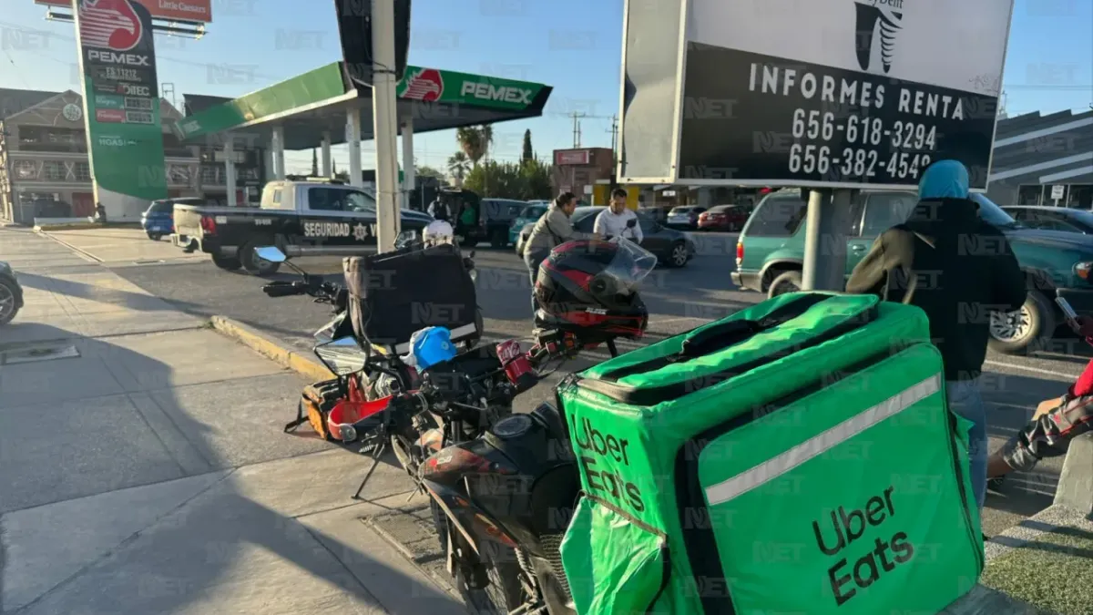 Juárez: Cambia de carril y derriba a repartidor de comida