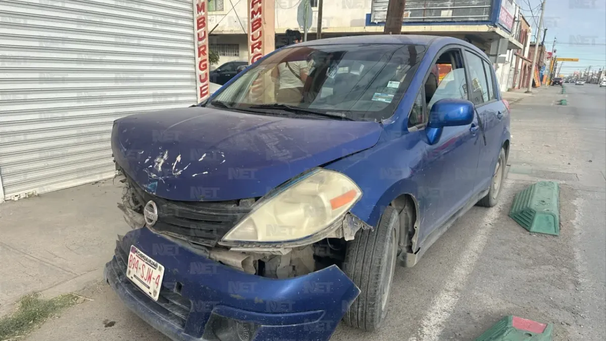 Choca contra Nissan tras dar vuelta de manera imprudente