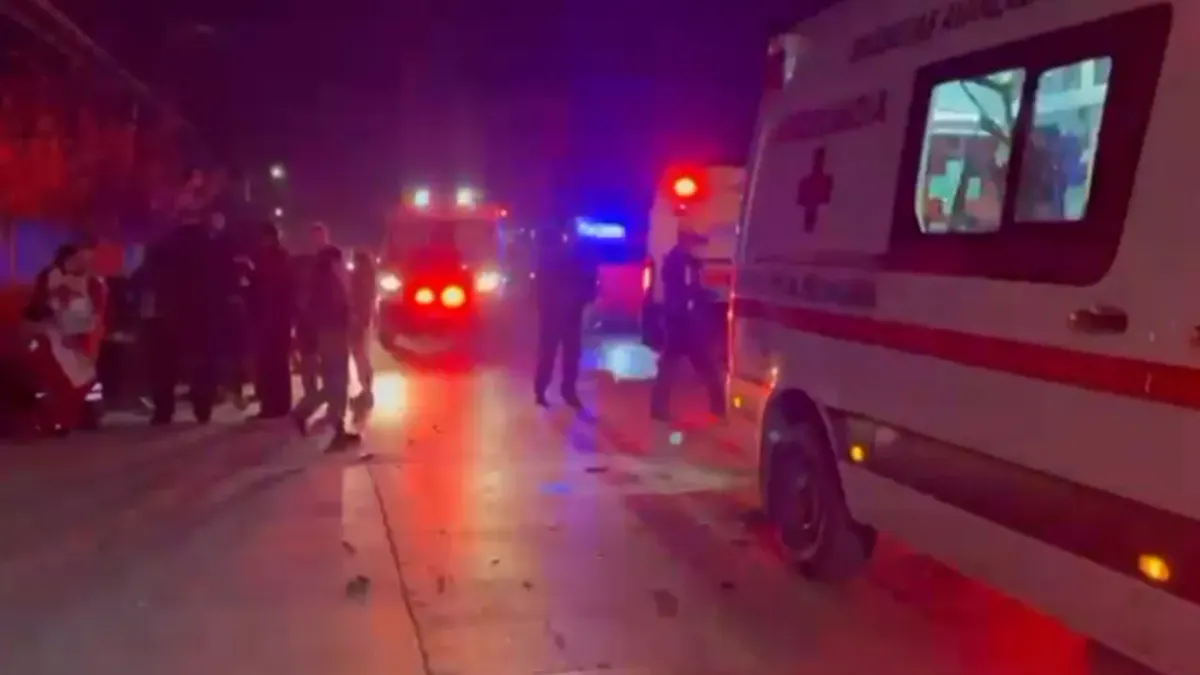Omite alto y se estrella contra auto y una casa en El Granjero