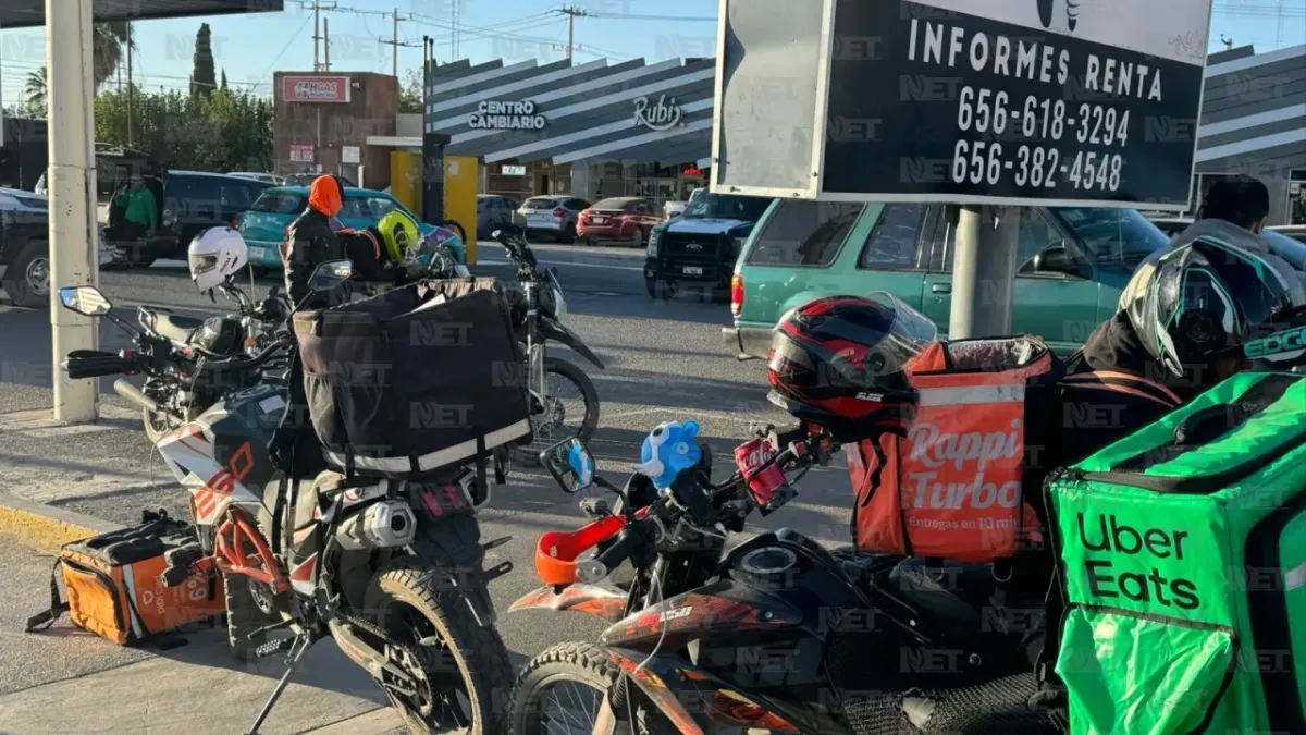 Juárez: Cambia de carril y derriba a repartidor de comida