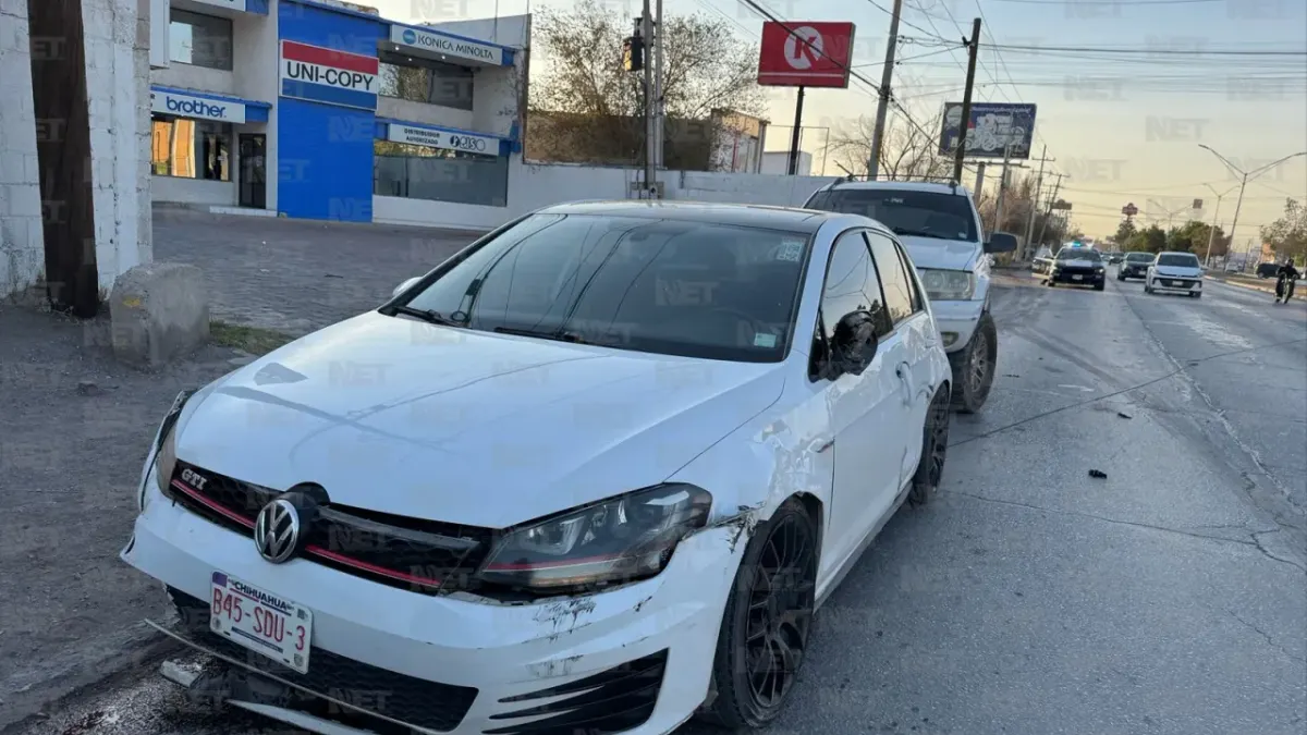 Cherokee derriba poste y choca contra Golf en la Pérez Serna