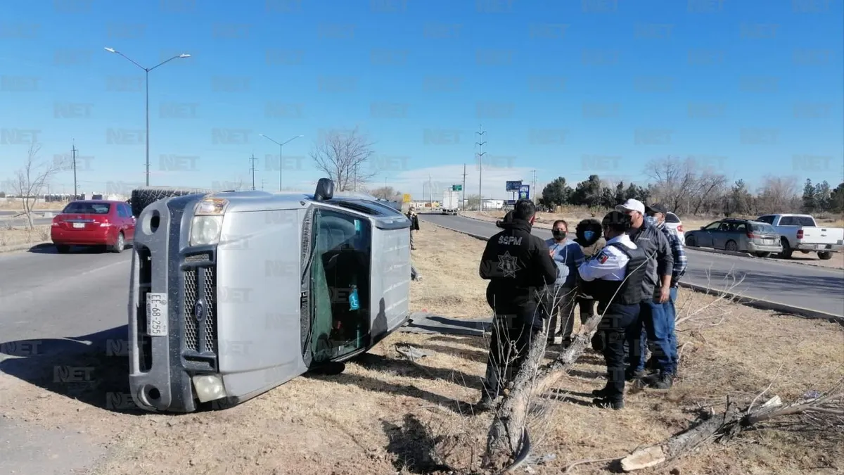 Vuelca familia en Villarreal Torres