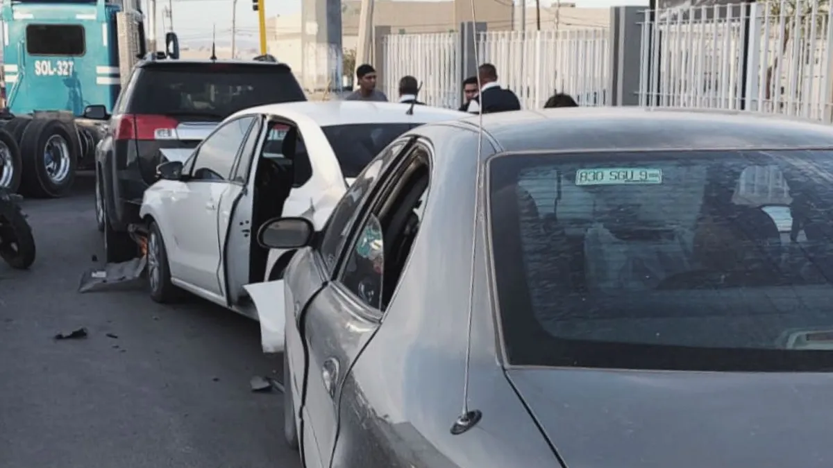 Viajaba a exceso de velocidad y provoca carambola