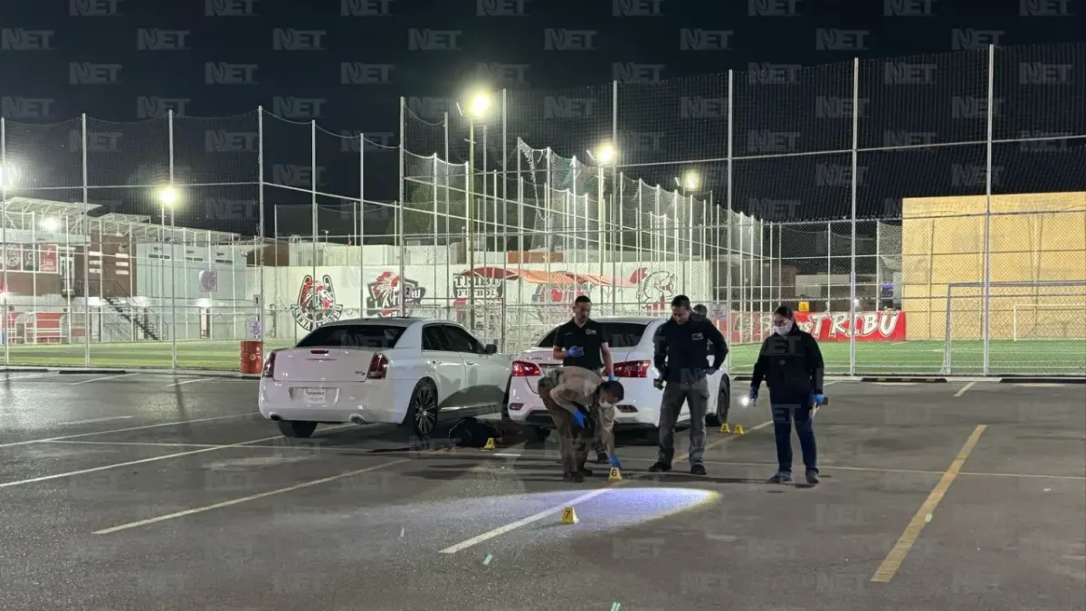 Persiguen jugadores a sujeto que ultimó a uno en la Tribu y lo detienen