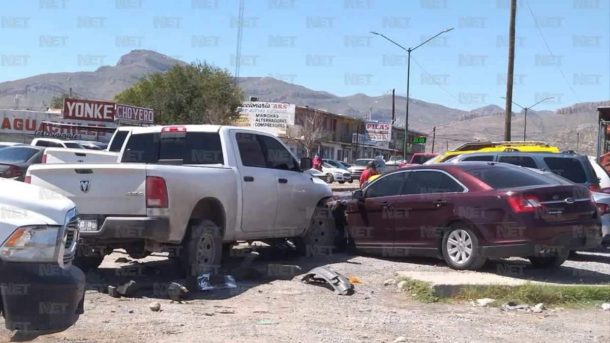 Da vuelta en 'U' y choca a ministeriales; impacta a autos de lote