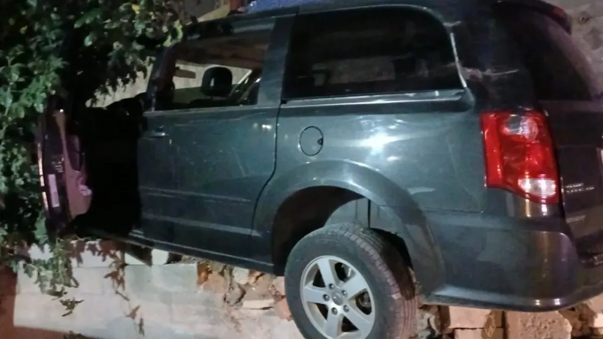 Pierde control de su camioneta y destroza barda