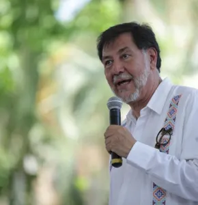 Entre gritos e insultos reciben a Fernández Noroña en restaurante